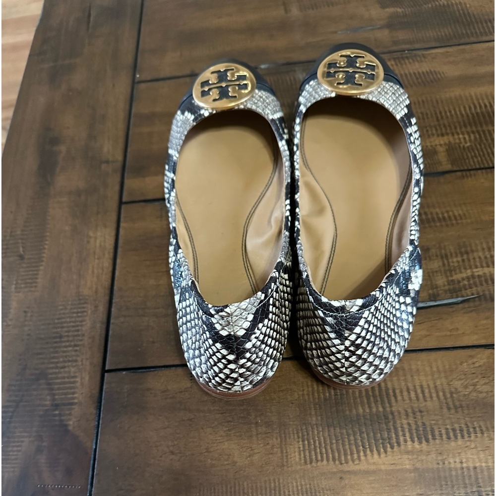 Tory Burch:  Black & cream color leather flat Ballerina shoes in good condition.